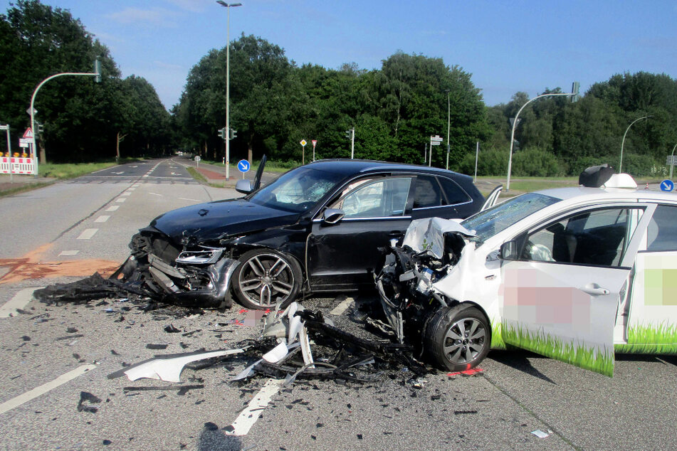 Die beiden Autos stießen frontal zusammen.