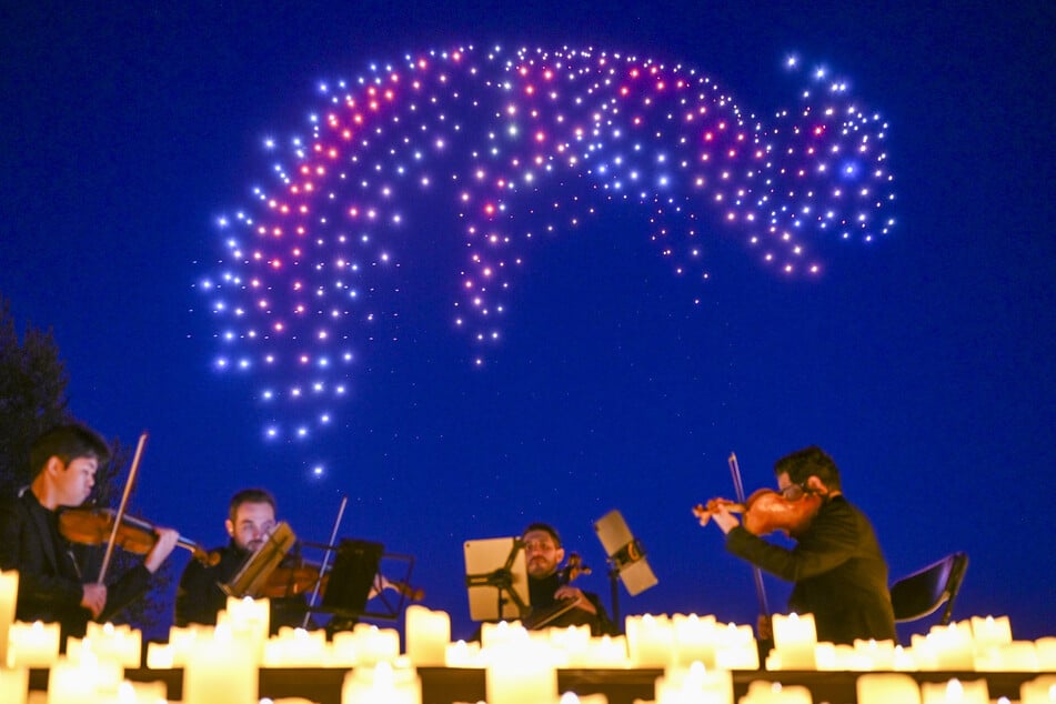 Ein Streichquartett spielt zu der Lichtshow klassische Musik.