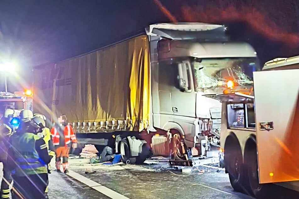 Unfall auf der A66 in Südosthessen: Zwei Lastwagen wurden laut Polizei erheblich beschädigt, einer der beiden Sattelzüge musste abgeschleppt werden.