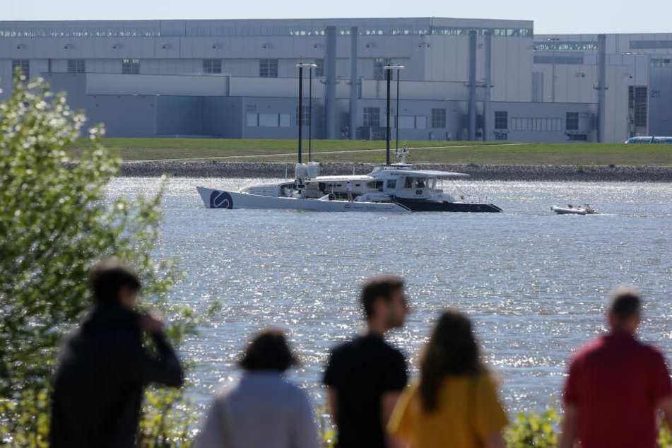 Die "Energy Observer" fährt vor dem Airbus Werk in Hamburg-Finkenwerder auf der Elbe. Der Katamaran ist in der Lage, aus Meerwasser eigenen Wasserstoff herzustellen und fährt somit ohne Ausstoß von Treibhausgasen und Feinstaub.