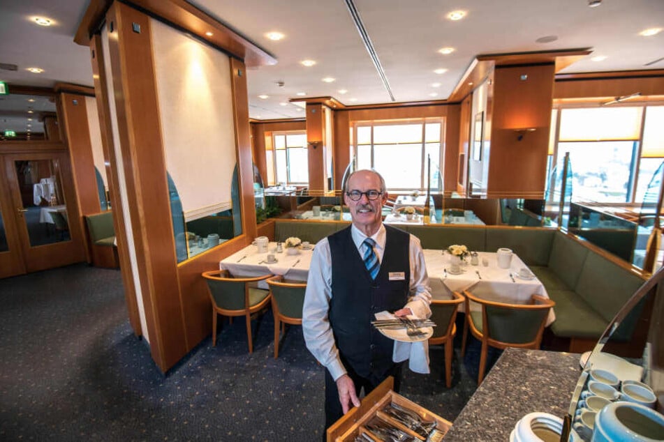 Über den Dächern: Uwe Moser (61) im Panorama-Restaurant des Dorint-Hotels.