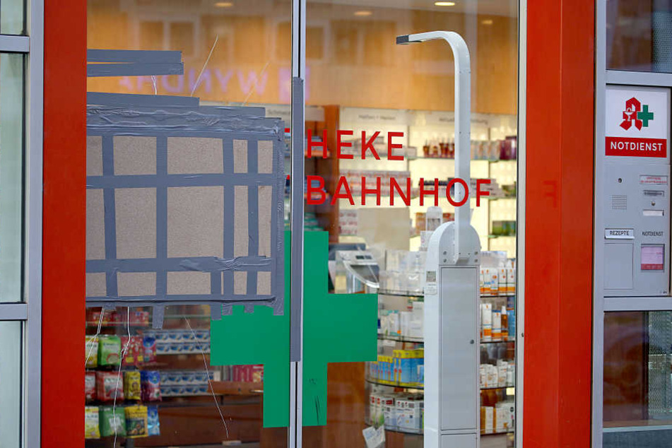 Die Glastür der gestürmten Apotheke im Hauptbahnhof ist abgeklebt.