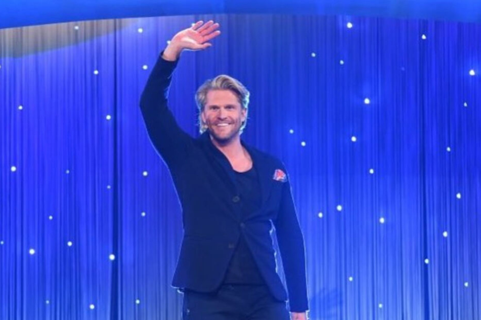Paul Janke betritt die Bühne bei Schlag den Star.