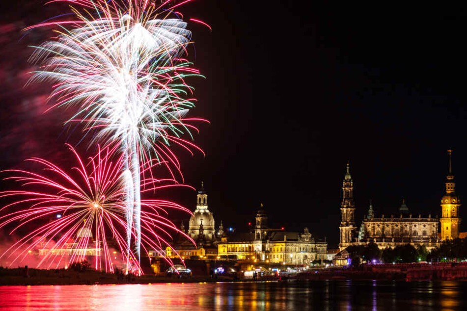 Feuerwerk explodiert vor der historischen Altstadtkulisse mit der Frauenkirche, der Kunstakademie, dem Ständehaus, der Hofkirche und dem Hausmannsturm.