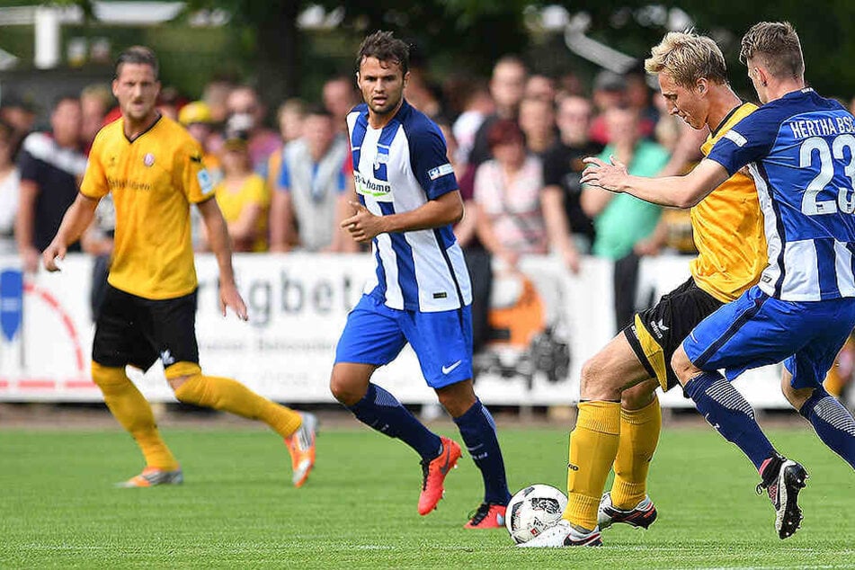 Fabian Eisele (2. v.l., Hertha) im Spiel Dynamo Dresden gegen Hertha BSC in Großenhain am 13.07.2016.