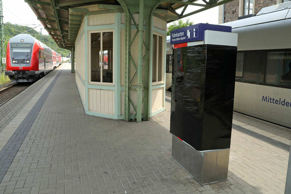 Der gesprengte Fahrkartenautomat im Bahnhof Freital-Potschappel