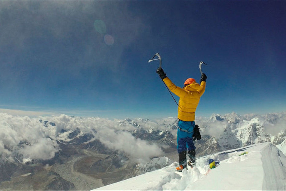 Jost Kobusch (25) jubelte am 3. Oktober auf dem Gipfel des Nangpai Gosum II. Er fotografierte sich selbst, indem er sein Handy an einem Skistock befestigte.