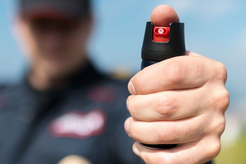 Ohne Grund sprühte der 19-Jährige auf einmal Pfefferspray. Symbolbild)
