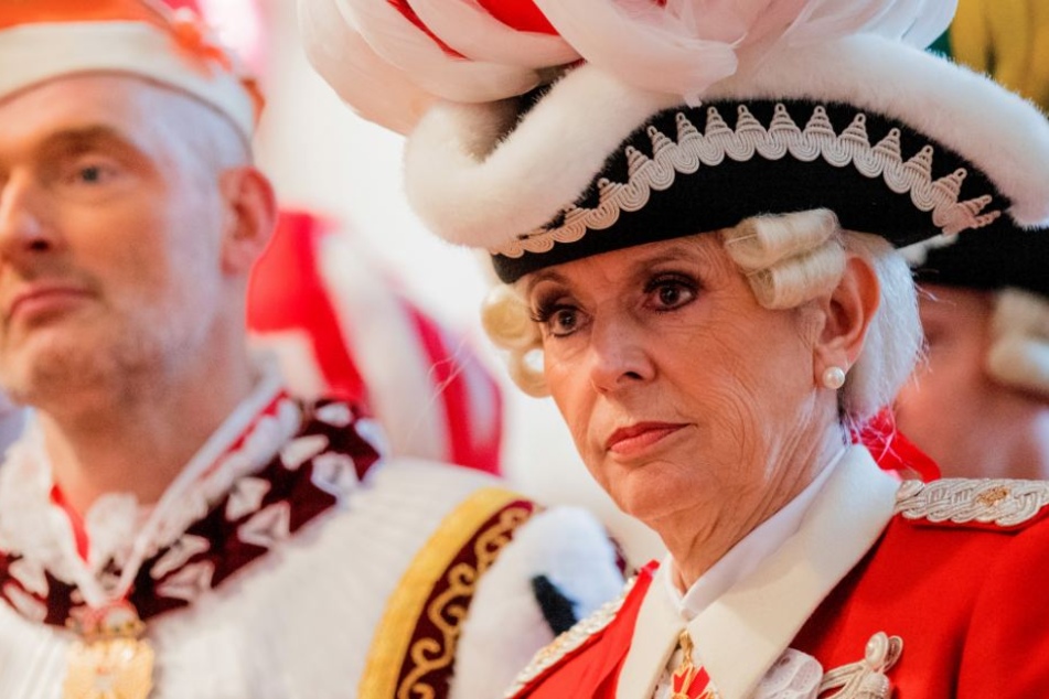Henriette Reker sieht bei der Weiberfastnacht im Rathaus nicht gerade fröhlich aus.