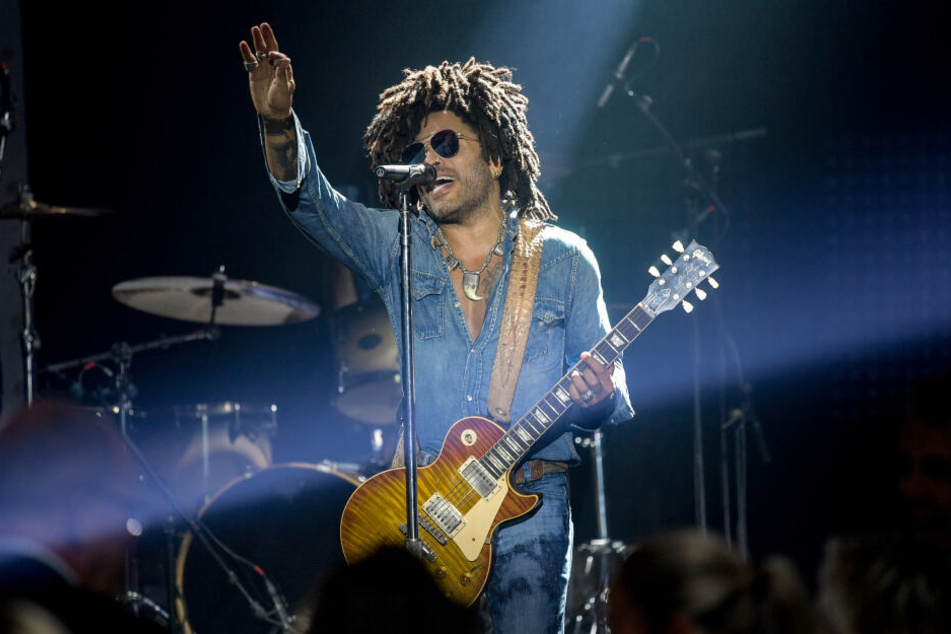 Lenny Kravitz zeigt sich mit vielen verschiedenen Sonnenbrillen.