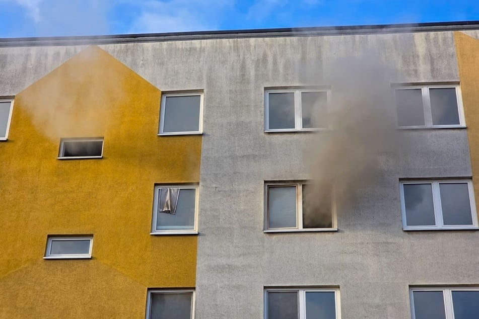 Aus der Wohnung im vierten Stock drang dichter Rauch.