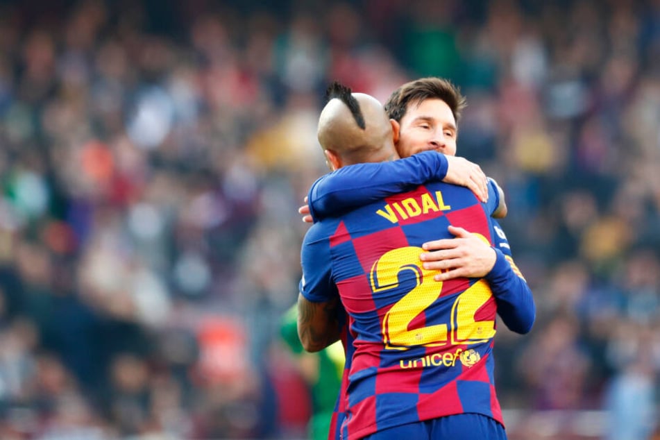 Arturo Vidal (mit dem Rücken zum Betrachter) umarmt den Vierfach-Torschützen Messi.