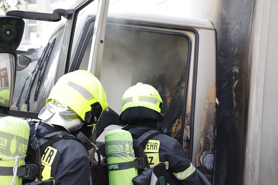 Chemnitz: Feuerwehreinsatz in Chemnitz: Laster fängt Feuer