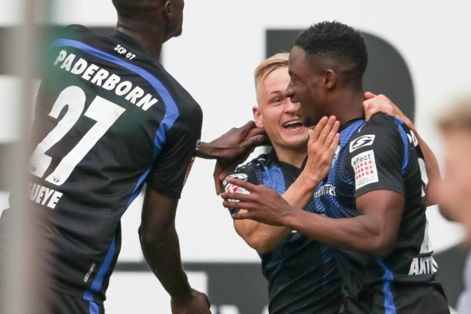 Doppelpacker Christopher Antwi-Adjej (rechts) lässt sich von Babacar Gueye (links) und Kai Pröger feiern.
