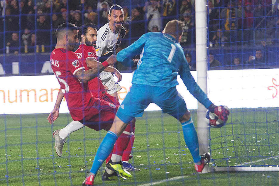 Erstes Saisonspiel, erster Treffer: Zlatan Ibrahimovic (Zweiter von rechts) köpft Los Angeles Galaxy zum 2:1-Sieg gegen Chicago Fire. Keeper David Ousted (r.) und Jorge Corrales (l.) sind machtlos.