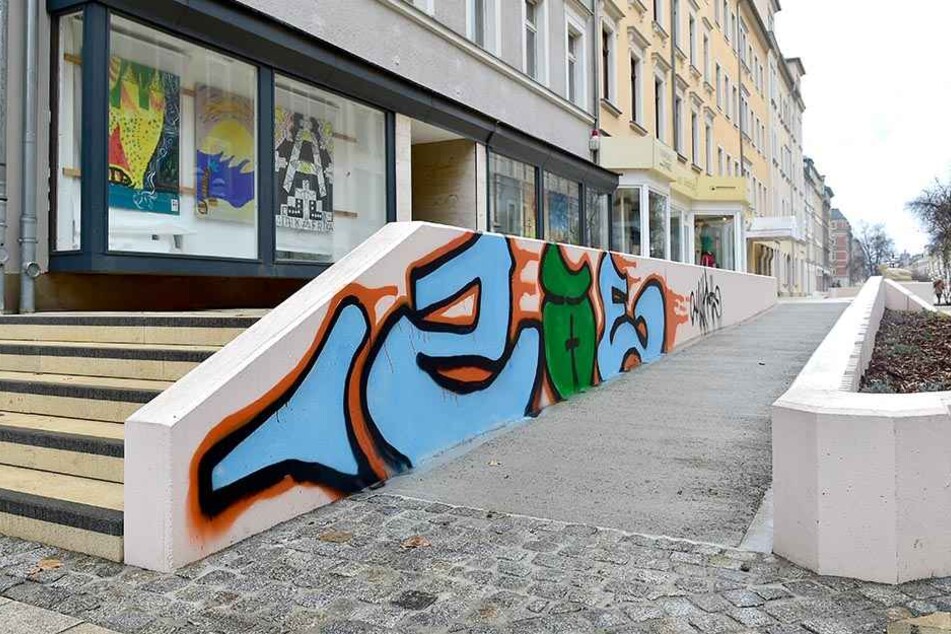 Auch eine Rollstuhlrampe wurde beschmiert.