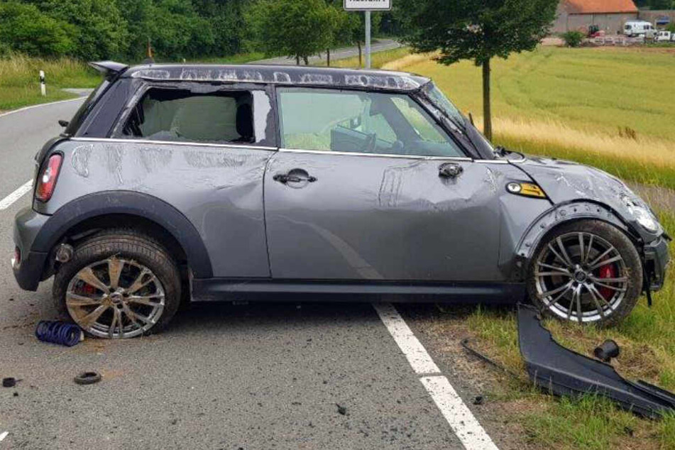 Der Mini überschlug sich und blieb dann am Straßenrand stehen.