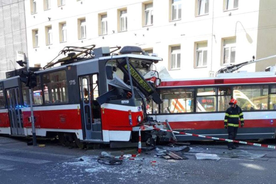 Die Fahrzeuge krachten frontal ineinander.