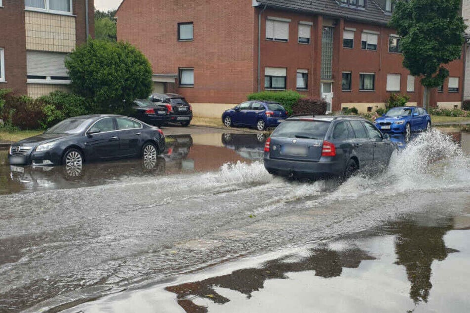 In Mönchengladbach wurden Straßen überflutet. Die Feuerwehr musste insgesamt 115 Mal ausrücken.