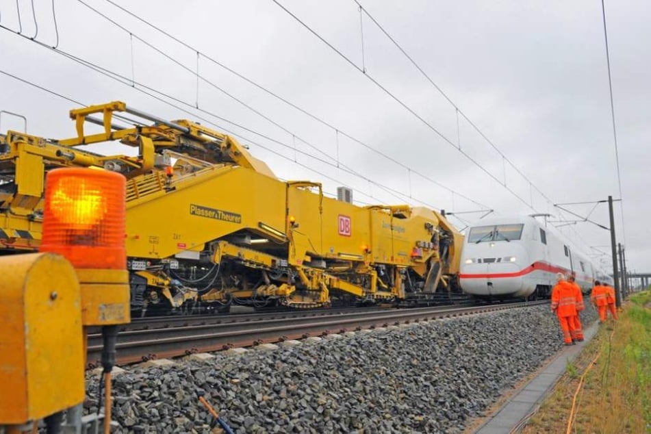 Eine Schnellumbau-Maschine (links) im Einsatz. Im April kommt sie zwischen Düsseldorf und Köln zum Einsatz.