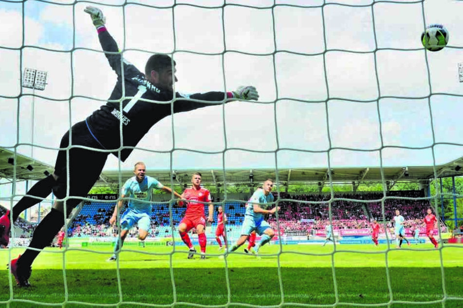 Daniel Frahn (M.) trifft hier zum 1:0-Sieg des Chemnitzer FC im Hinspiel, FSV-Schlussmann Johannes Brinkies streckt sich vergebens.