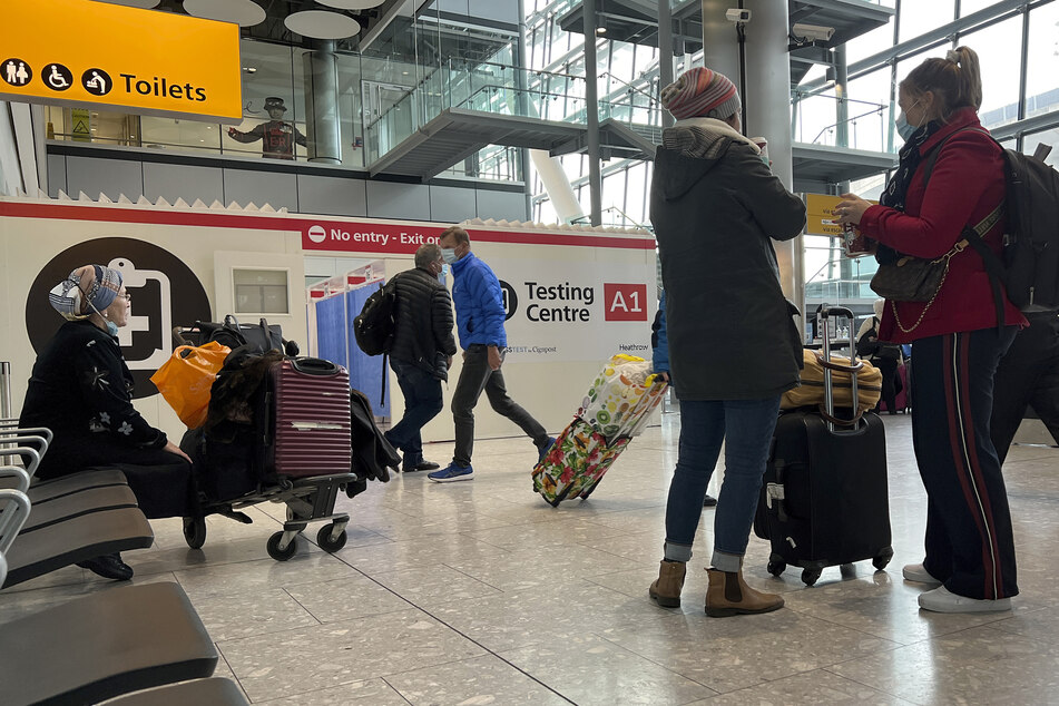 Passagiere halten sich vor einem Coronavirus-Testzentrum am Flughafen Heathrow auf. Bei der Einreise nach Großbritannien benötigen Reisende nun einen Test.