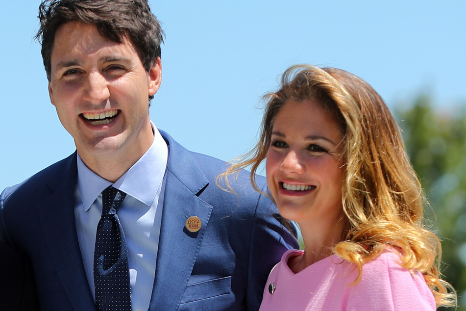 Justin Trudeau (l), Kanadas Premierminister, und dessen Frau Sophie Gregoire Trudeau stehen im Garten des Hotel Fairmont Le Manoir.