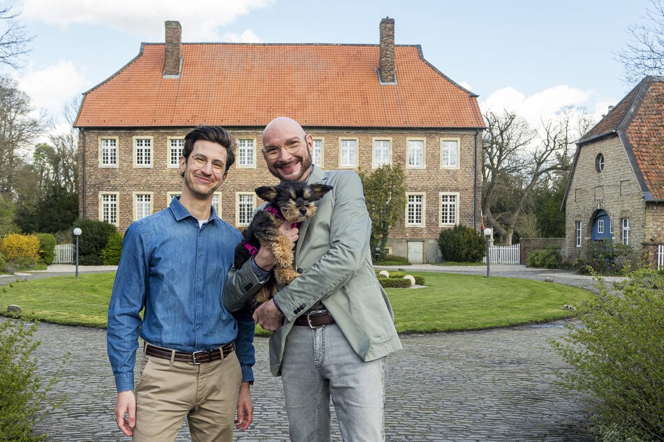 Moderator Ralph Morgenstern (66, r.) und YouTube-Tierarzt Dr. Karim Montasser (35) laden Tierhalter auf das Wasserschloss Haus Venne in Drensteinfurt ein.