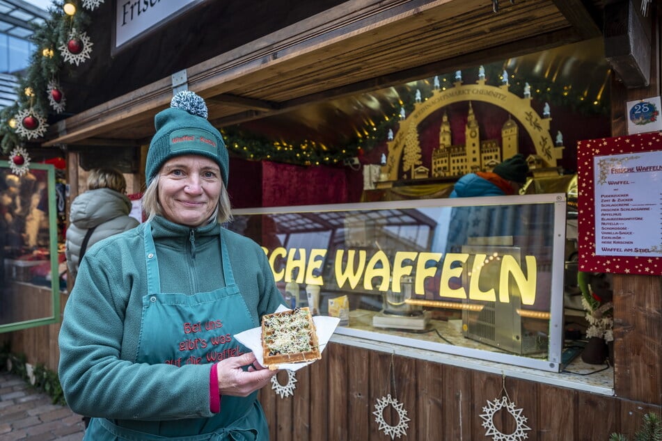 Katja Lange (50) verkauft Dubai-Waffeln auf dem Chemnitzer Weihnachtsmarkt.