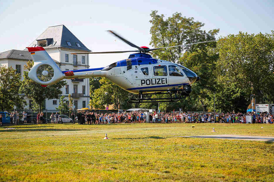 Wirbelte viel Staub auf: Mit der Landung eines Polizeihubschraubers startete Samstag der Tag der offenen Tür der sächsischen Polizei in Dresden.