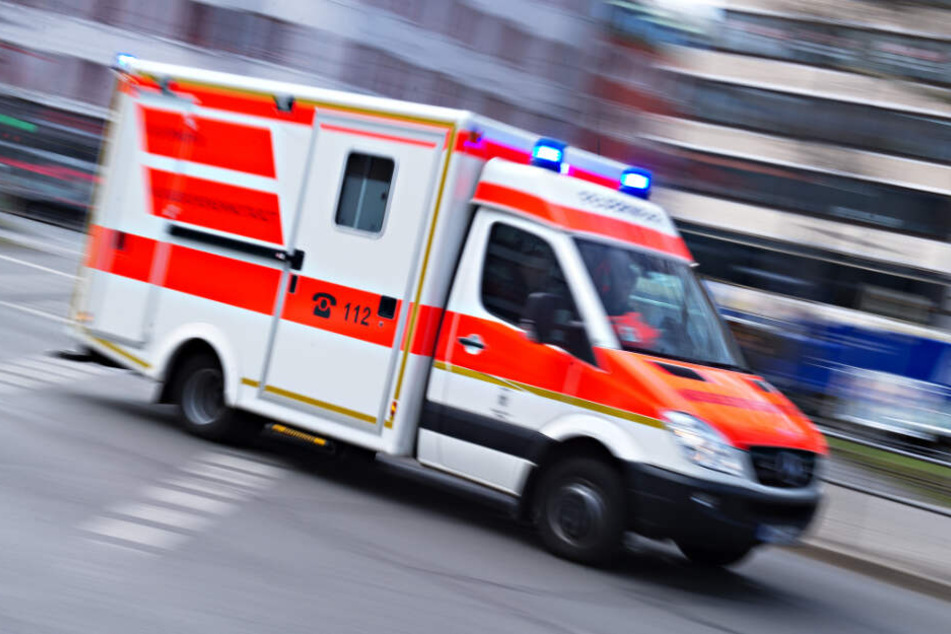 Ein Krankenwagen fuhr zum Einsatzort. (Symbolbild)