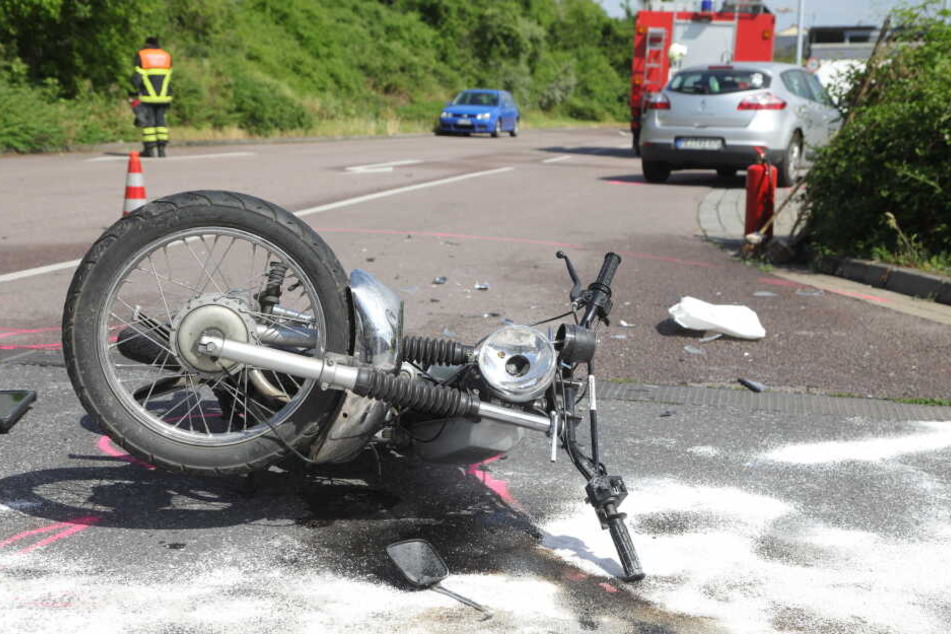 Die Simson liegt auf der Straße. Der Fahrer musste schwer verletzt ins Krankenhaus gebracht werden.