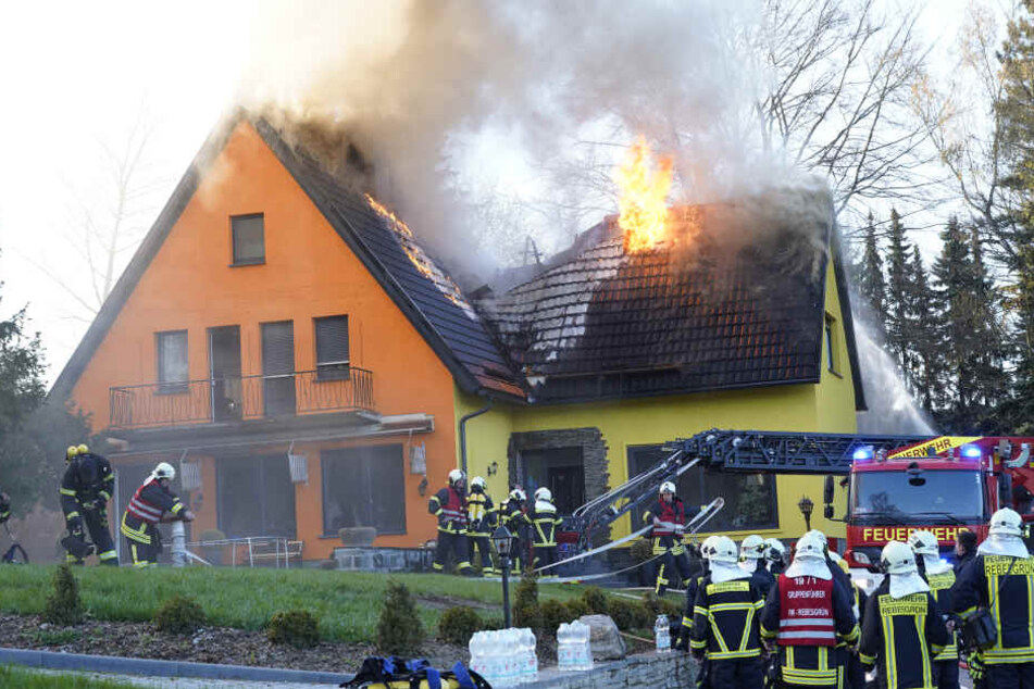 Großalarm für die Feuerwehr: Das Feuer zerstörte in der Auerbacher Schulstraße das Dach des Einfamilienhauses.