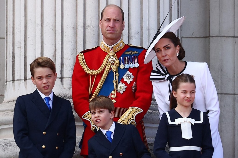 The UK's Prince William (c.) and Princess Catherine (r.) stand alongside their children Prince George (bottom l.), Prince Louis (bottom c.), and Princess Charlotte on the balcony of Buckingham Palace after attending the "Trooping the Colour" parade in London.