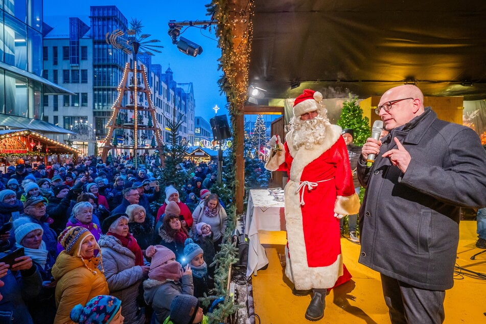 Chemnitzer Weihnachtsmarkt eröffnet: So viel kostet der Glühwein