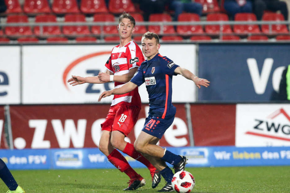Daniel Bohl (r., gegen Lion Lauberbach) im Trikot von Energie Cottbus beim Spiel gegen den FSV Zwickau.