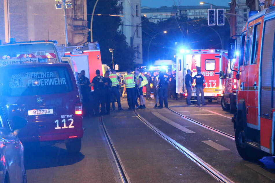 Rettungskräfte stehen am Unfallort.