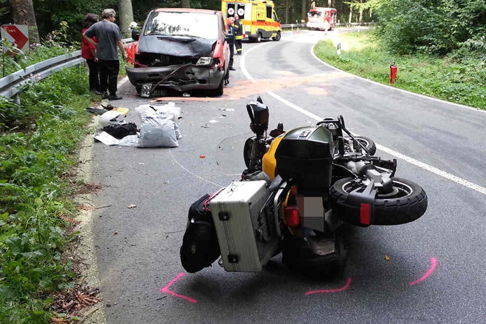 In einer Kurve kollidierten Motorrad und Auto miteinander.