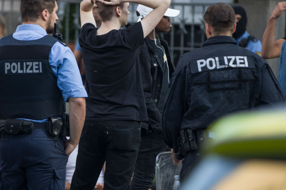 Bei einem Einsatz in Augsburg wurden drei Beamte verletzt. (Symbolbild)