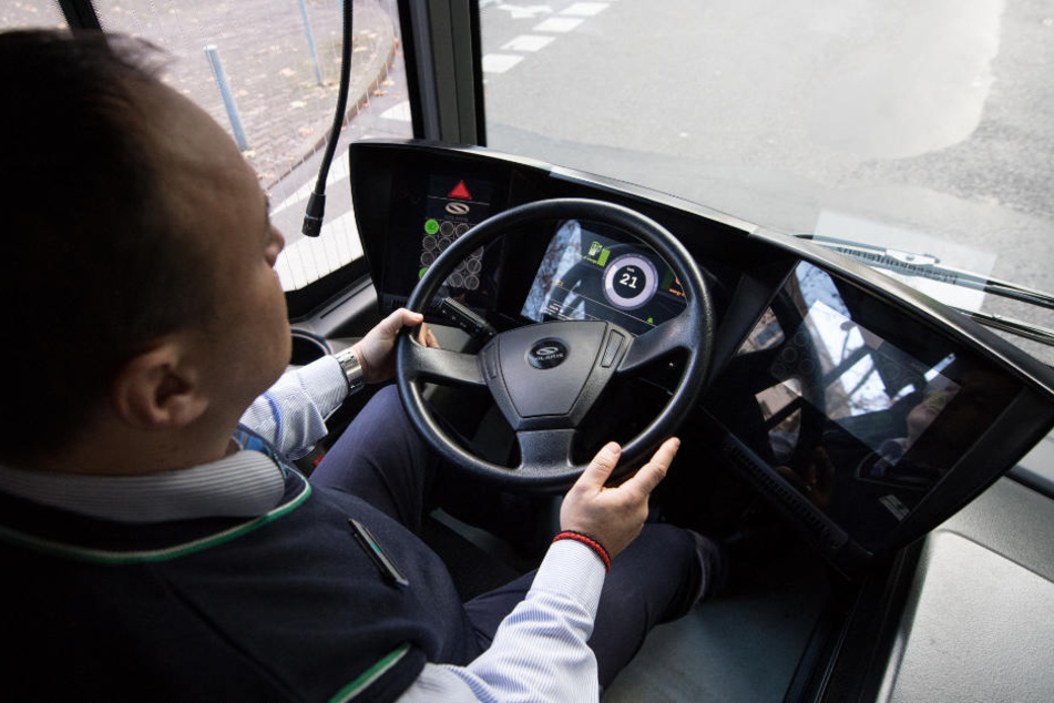 Der Busfahrer rief die Polizei um kurz nach Mitternacht. (Symbolbild)