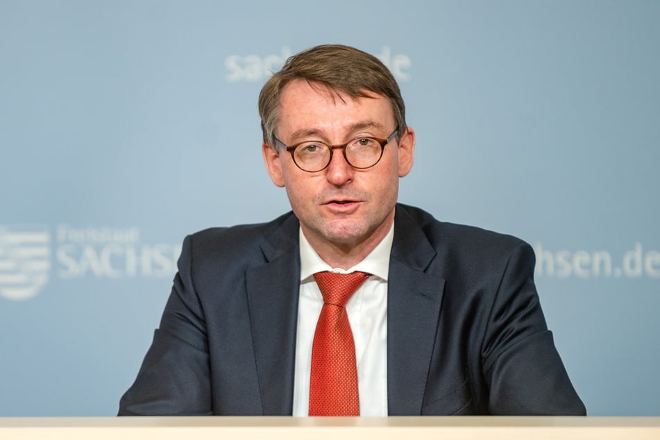 Unter Druck: Innenminister Roland Wöller (51, CDU) sieht sich mit Rücktritts-Forderungen konfrontiert.