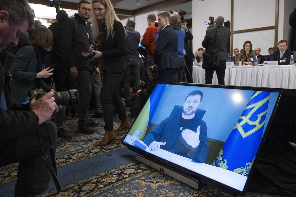 Der ukrainische Präsident Selenskyj (45) wurde per Video zur Ukraine-Konferenz auf der US-Airbase Ramstein zugeschaltet.