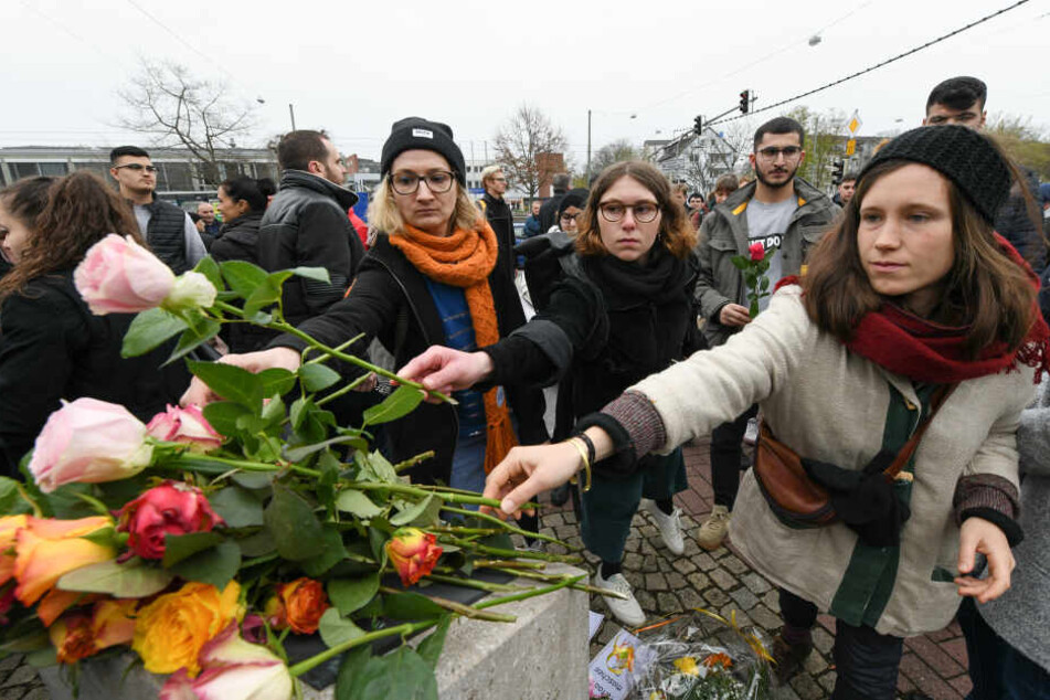 Menschen legen Blumen auf dem Halitplatz ab.