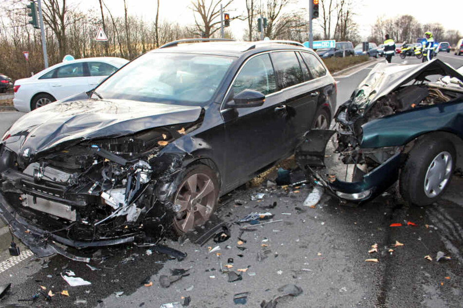 Beide Fahrzeuge wurden durch den Unfall stark beschädigt.
