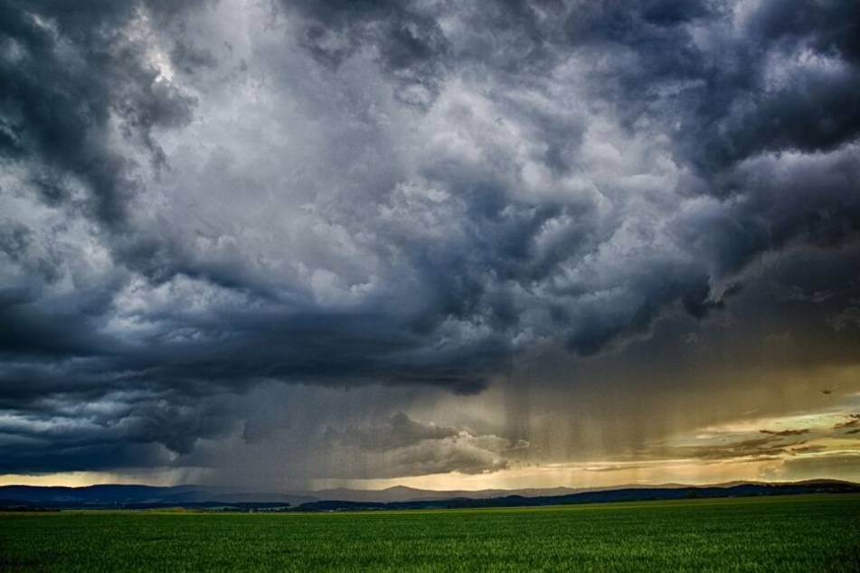 Teilweise wird der Himmel ziemlich grau sein. (Symbolbild)