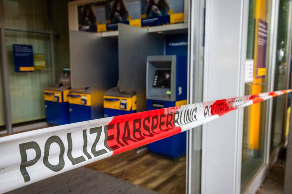 In Chemnitz an der Straße der Nationen hat am frühen Sonntagmorgen ein 40-jähriger Mann in einer Bankfiliale randaliert.