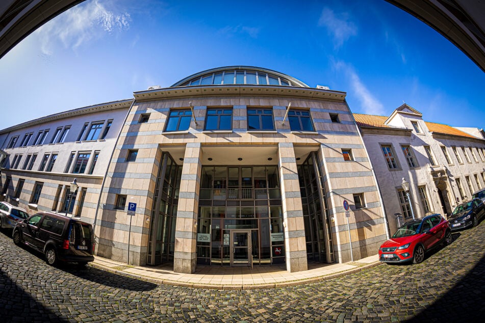 Nach Angaben der Staatsanwaltschaft Braunschweig soll die 40-Jährige an ihren Brandverletzungen gestorben sein. (Archivbild)