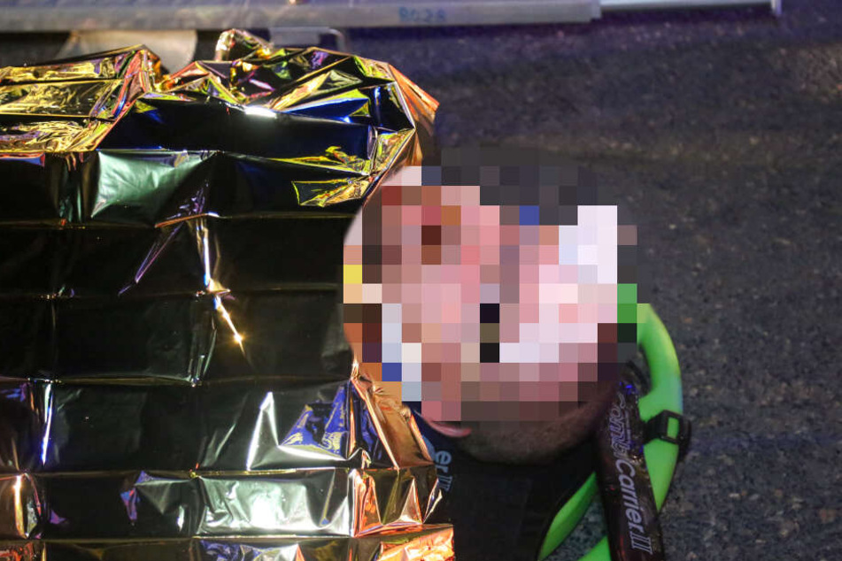 Ein simulierter Verletzter wird abtransportiert.