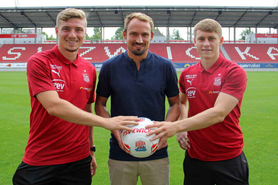 Sportdirektor Toni Wachsmuth begrüßte am Dienstag Elias Huth und Sascha Härtel in Zwickau.