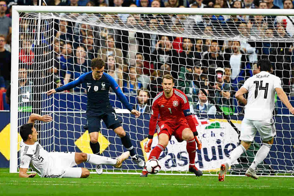 Ein Sinnbild für den deutschen Auftritt in der ersten Halbzeit: Mats Hummels (l.) klärt den Ball mit letztem Einsatz vor Frankreichs Sturmstar Antoine Griezmann (Zweiter von links). Manuel Neuer (Zweiter von rechts) und Nico Schulz (r.) schauen zu.